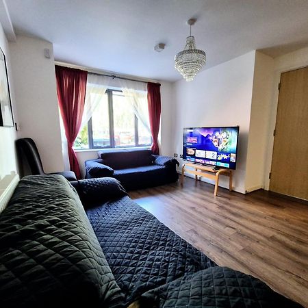 Explore London: 2 Bedroom House In Wood Green Extérieur photo