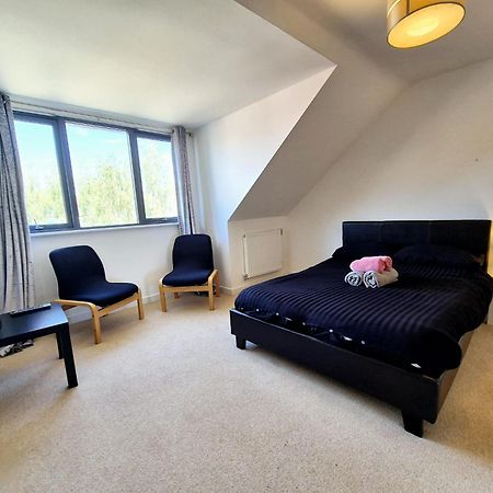 Explore London: 2 Bedroom House In Wood Green Extérieur photo