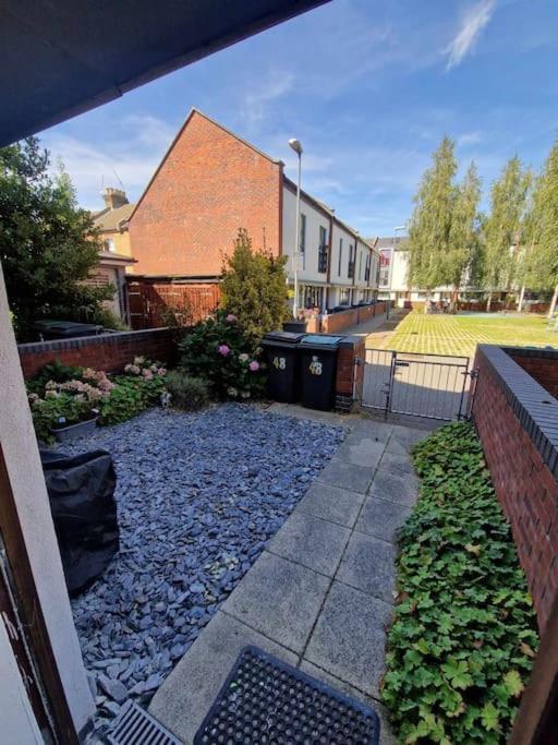 Explore London: 2 Bedroom House In Wood Green Extérieur photo