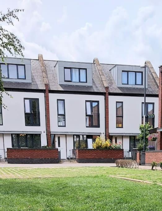 Explore London: 2 Bedroom House In Wood Green Extérieur photo