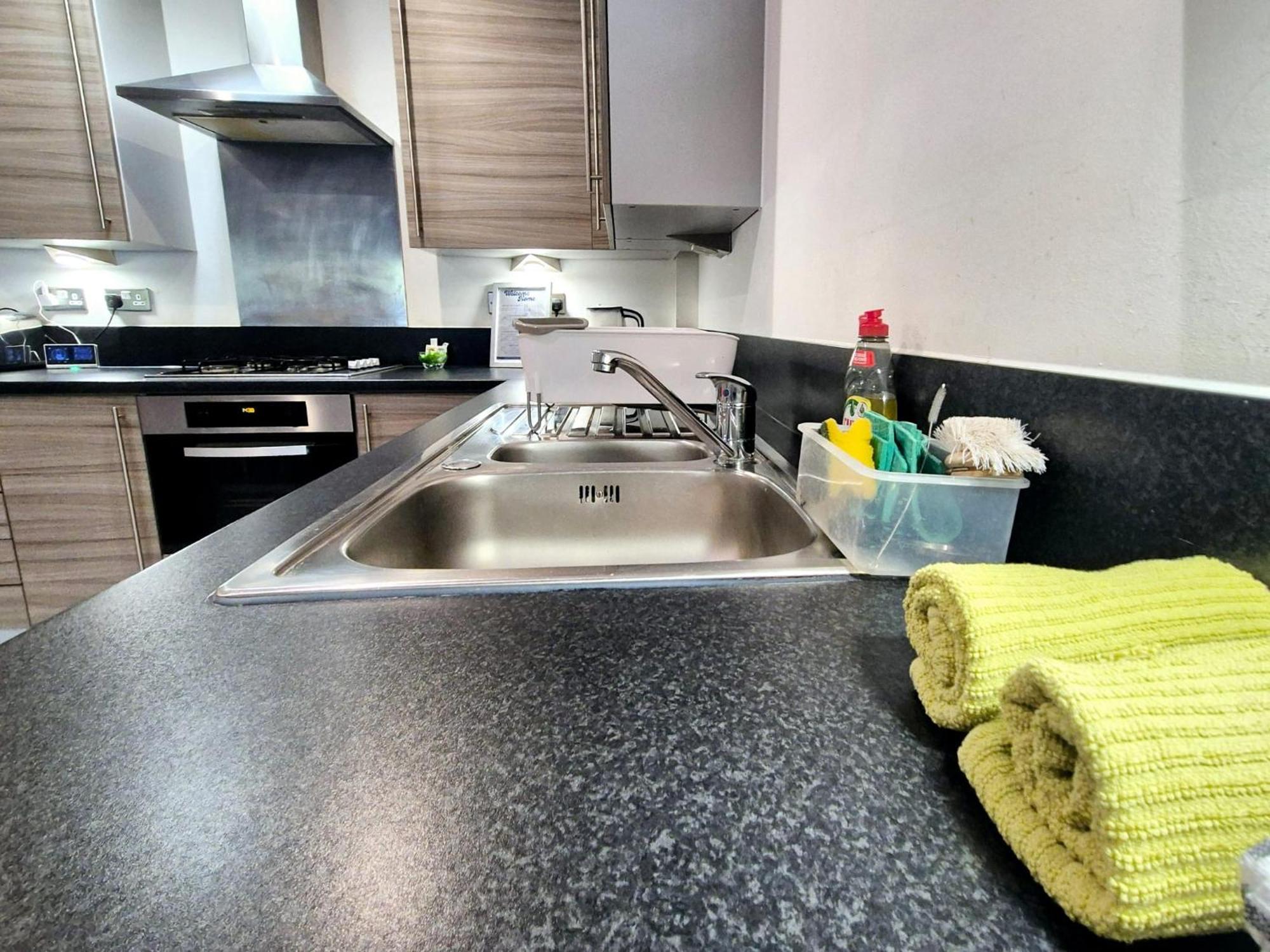 Explore London: 2 Bedroom House In Wood Green Extérieur photo