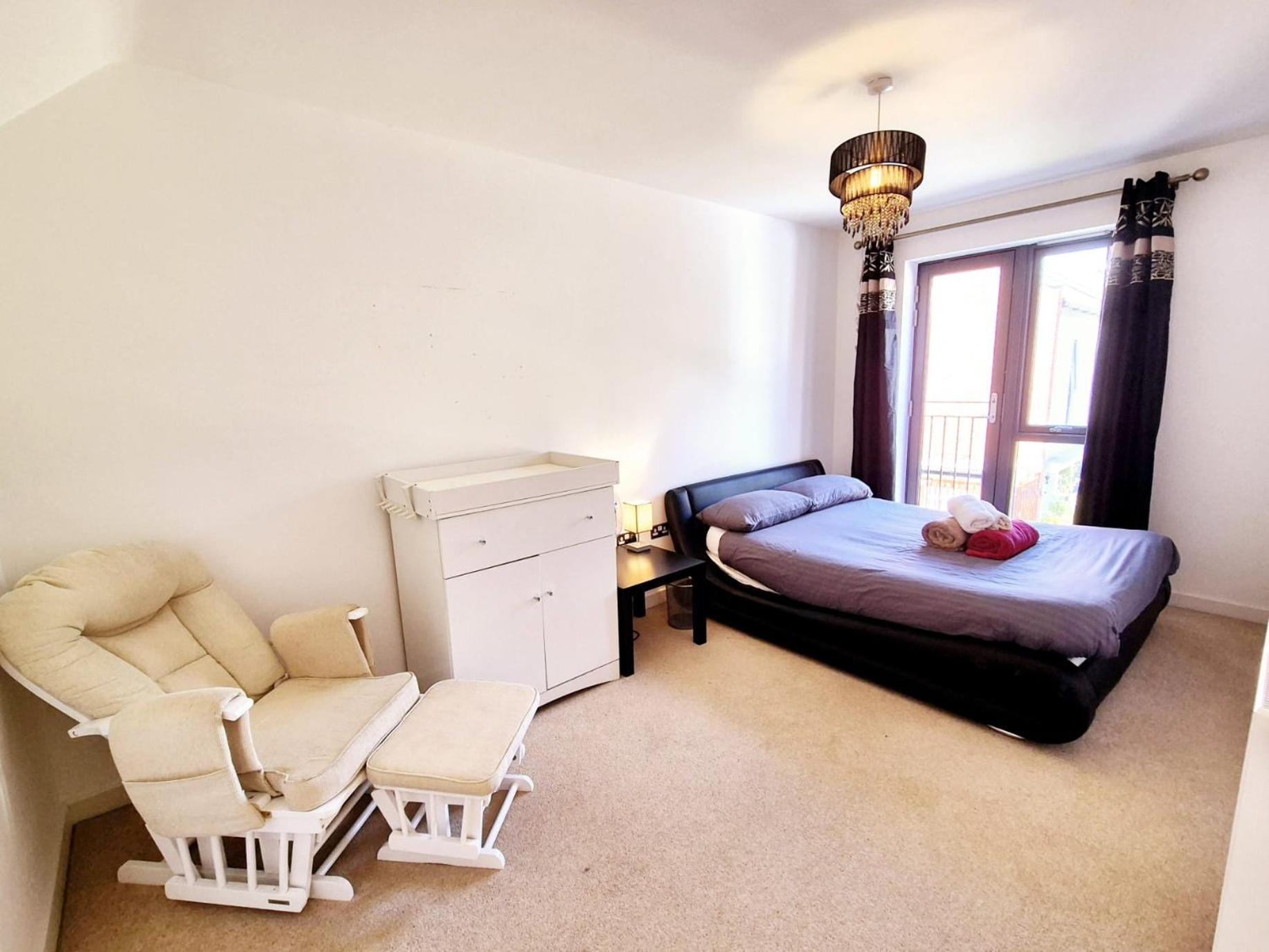 Explore London: 2 Bedroom House In Wood Green Extérieur photo