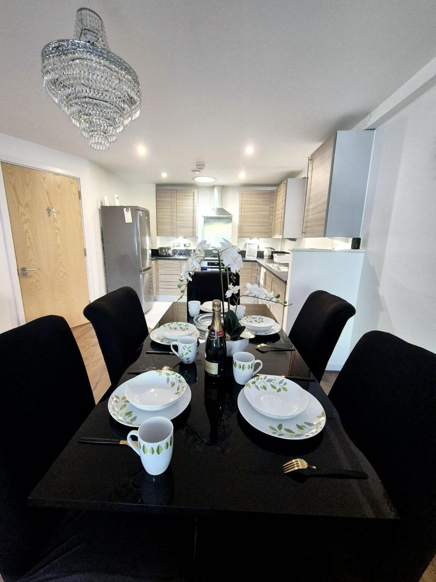Explore London: 2 Bedroom House In Wood Green Extérieur photo