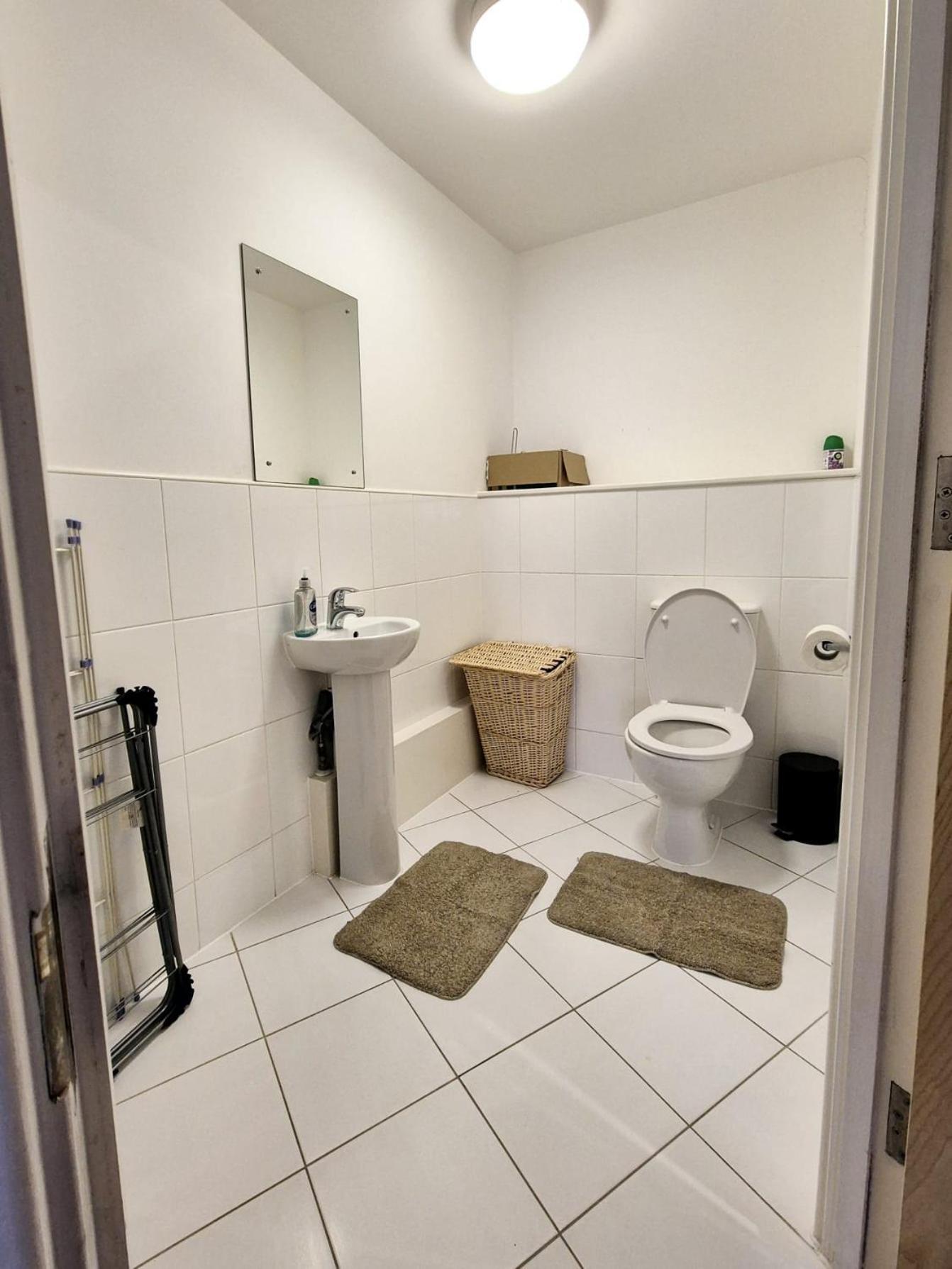 Explore London: 2 Bedroom House In Wood Green Extérieur photo