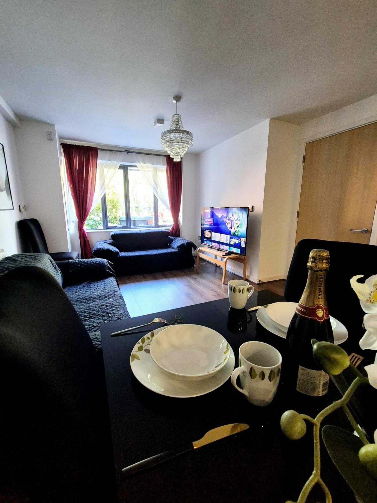 Explore London: 2 Bedroom House In Wood Green Extérieur photo