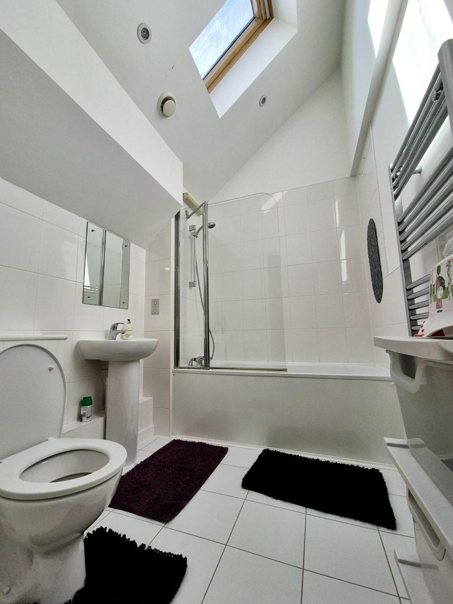 Explore London: 2 Bedroom House In Wood Green Extérieur photo