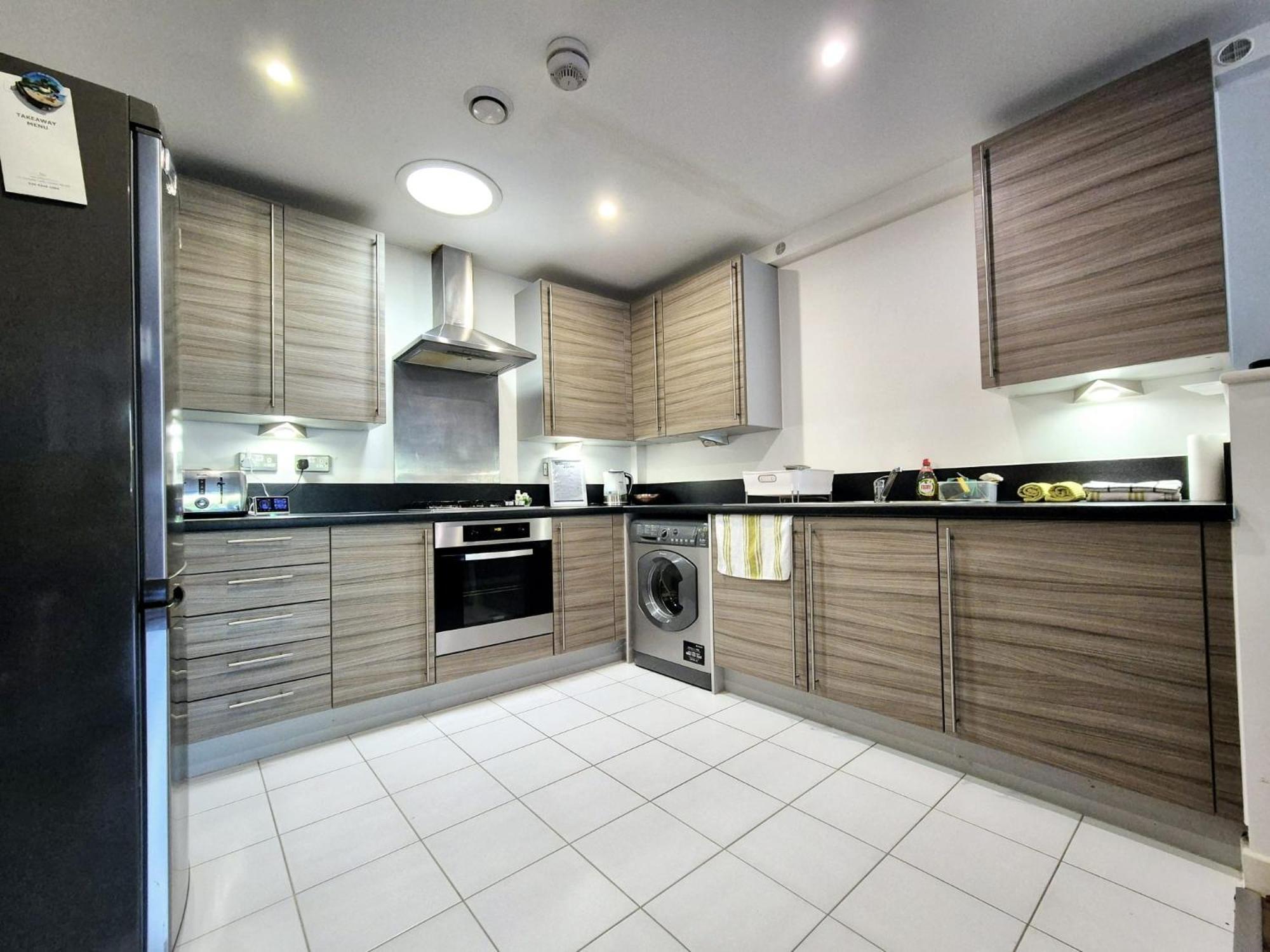 Explore London: 2 Bedroom House In Wood Green Extérieur photo