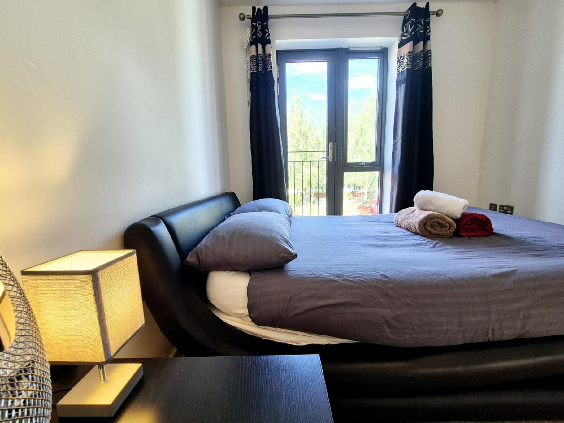 Explore London: 2 Bedroom House In Wood Green Extérieur photo