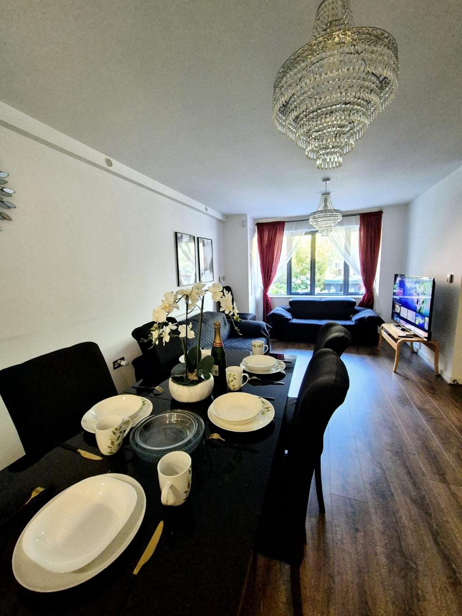 Explore London: 2 Bedroom House In Wood Green Extérieur photo